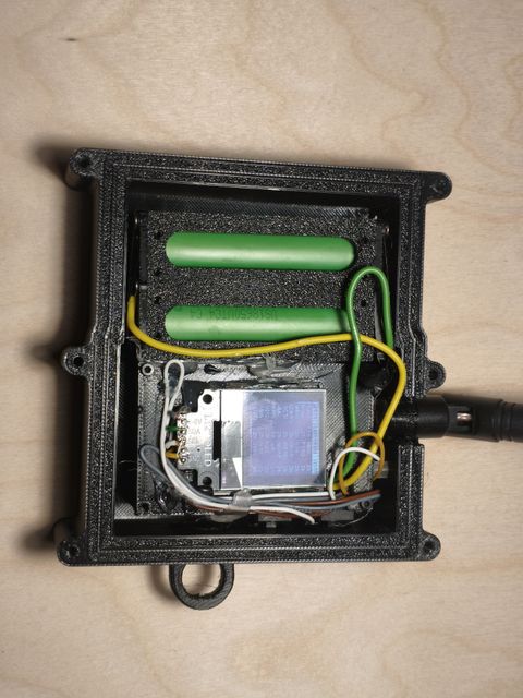 Closed enclosure with antenna