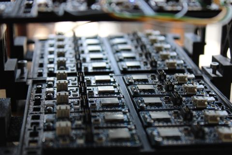 Array of Adafruit Feather nRF52840 boards planned as next-generation sniffer nodes